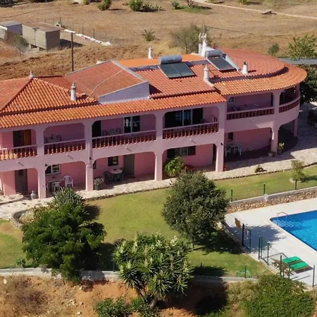 Vivenda Os Silvas בית הארחה
